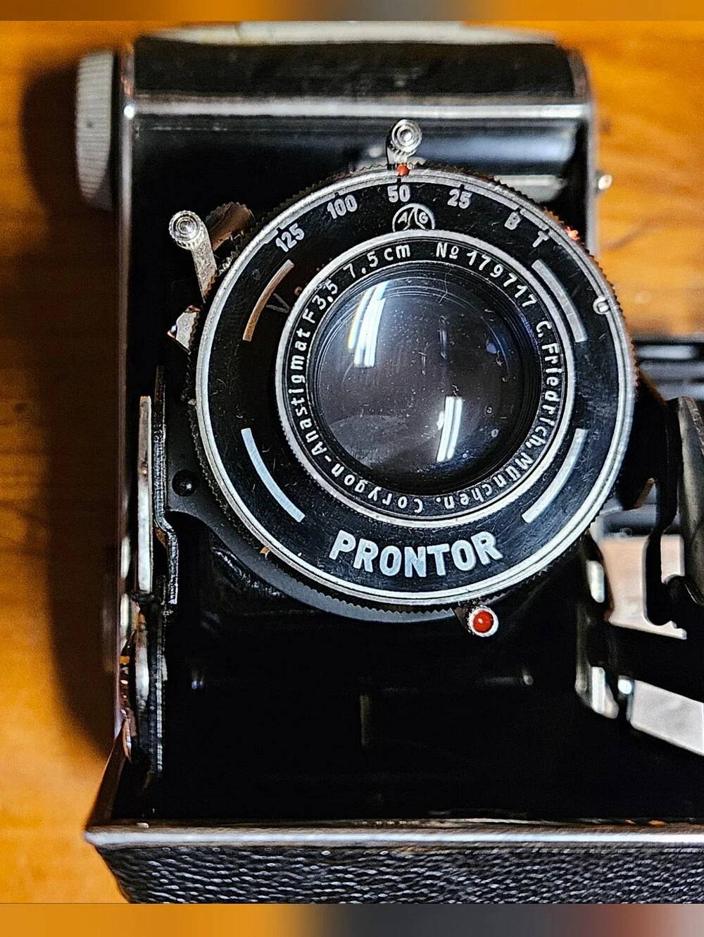 Vintage Zeiss Ikon Ikonta 521 with Prontor Shutter - Black